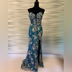 PROM!!!  Juliet brand size 6 sequined bustier-style prom gown.